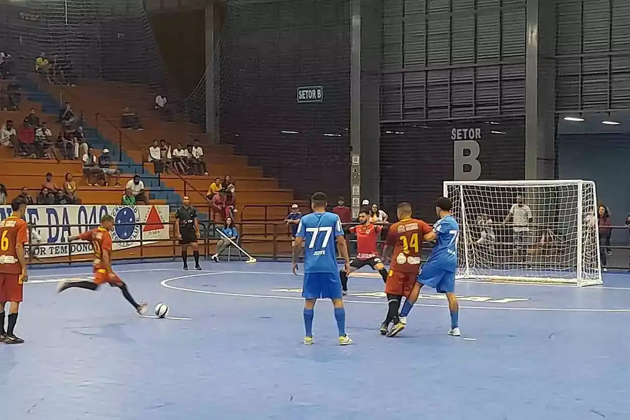 Vinícius (Baratinha) não consegui vencer o goleiro celeste, em um dos tiros livres diretos conquistados pela Seleção de Mariana