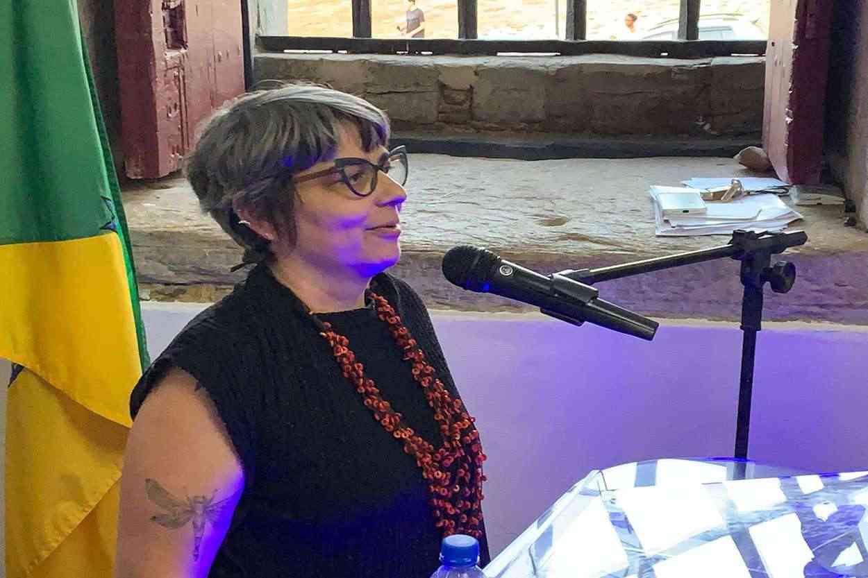 Paola Menezes é a design responsável pelos materiais gráficos da exposição "Nos trilhos do tempo"