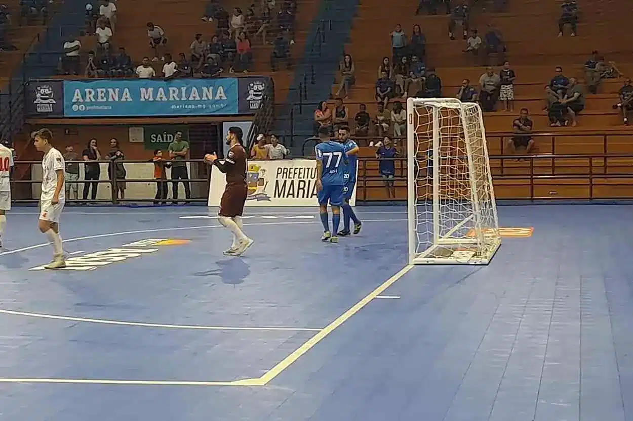 Jeffe (77) agradece a assistência recebida de João Vitor, no segundo gol do Cruzeiro contra o Barroca
