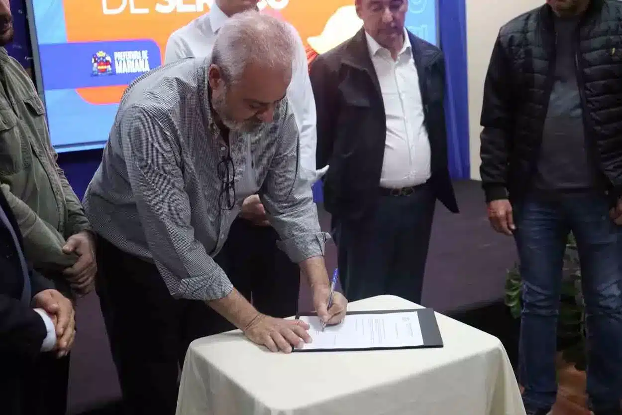 Juntamente com convidados e vereadores presentes, Celso Cota assinou quatro ordens de serviço para início imediato da execução de serviços, com valor superior a R$23,3 milhões