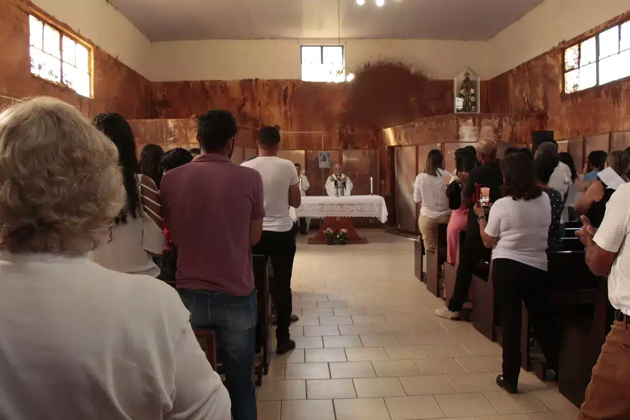 A Capela de Paracatu de Baixo mantém as marcas da lama proveniente da barragem de Fundão, rompida em novembro de 2015