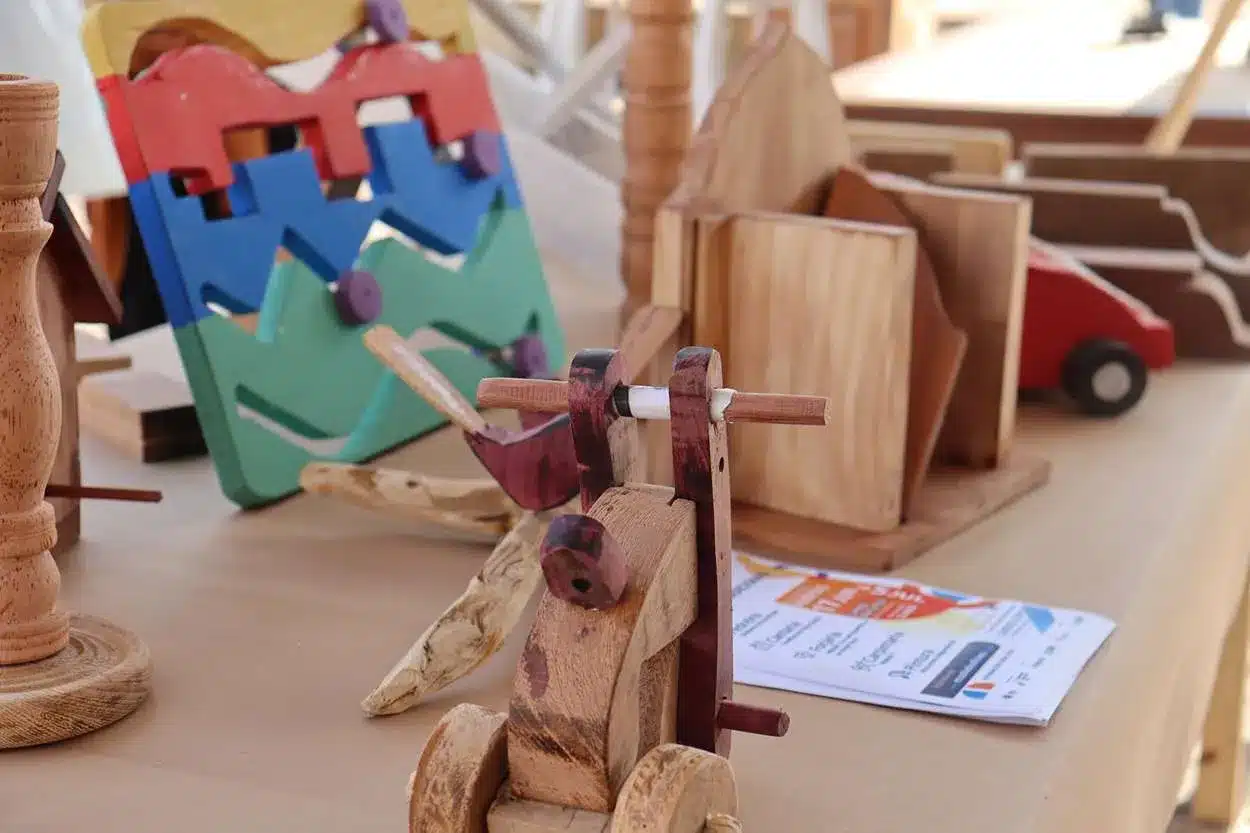 Brinquedos de madeiras do ofício de carpintaria da EOTM estavam expostos na Praça da Sé