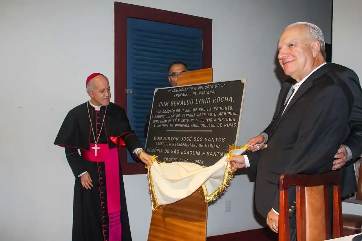 O Arcebispo Dom Airton e José Carlos, irmão de Dom Geraldo, inauguraram a placa do novo Centro Cultural