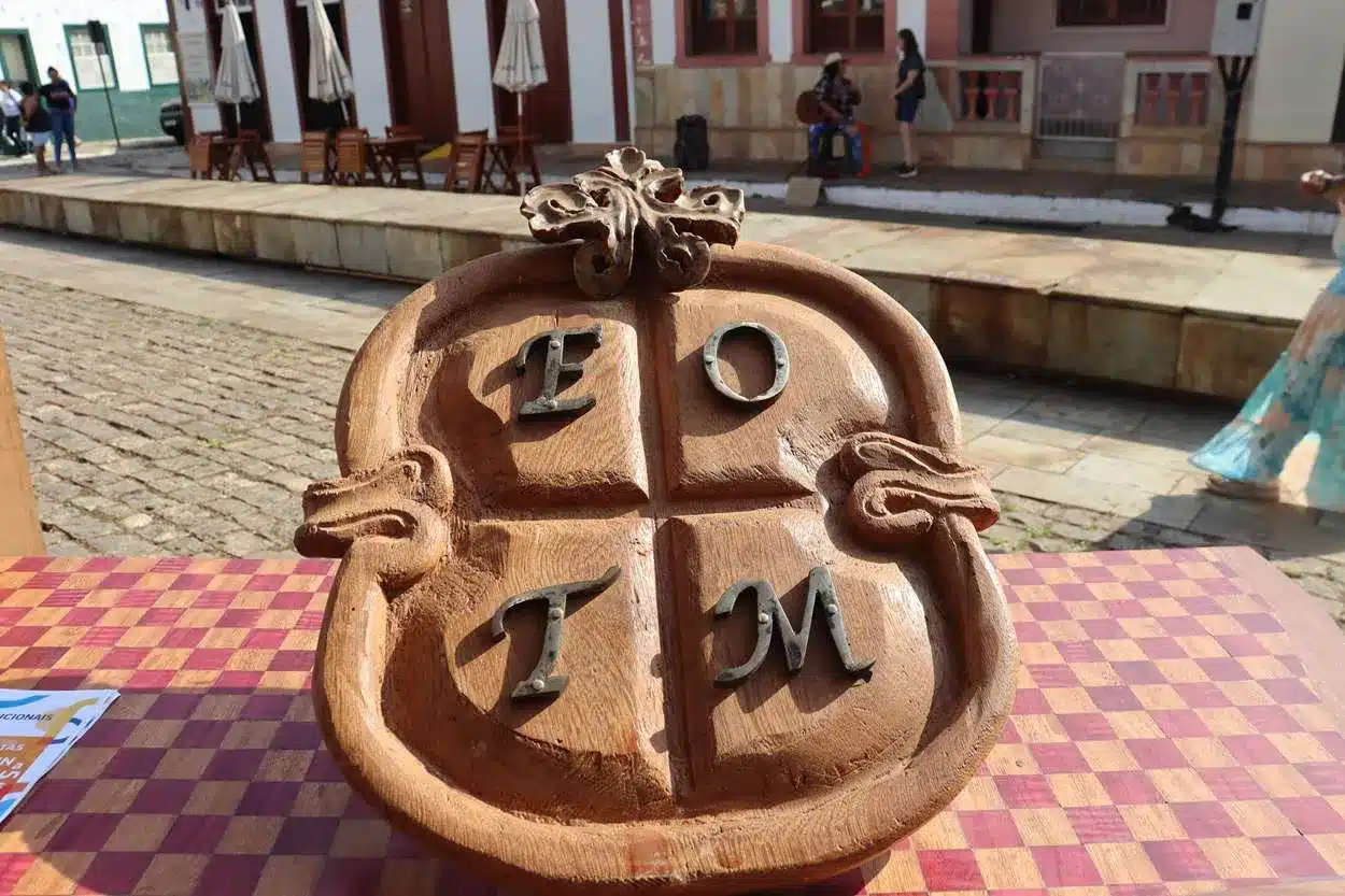 A Escola de Ofícios Tradicionais de Mariana (EOTM) é uma realização do Instituto Pedra, através do patrocínio do Banco Nacional de Desenvolvimento Econômico e Social – BNDES e do Instituto Cultural Vale, contando com o apoio da Prefeitura de Mariana