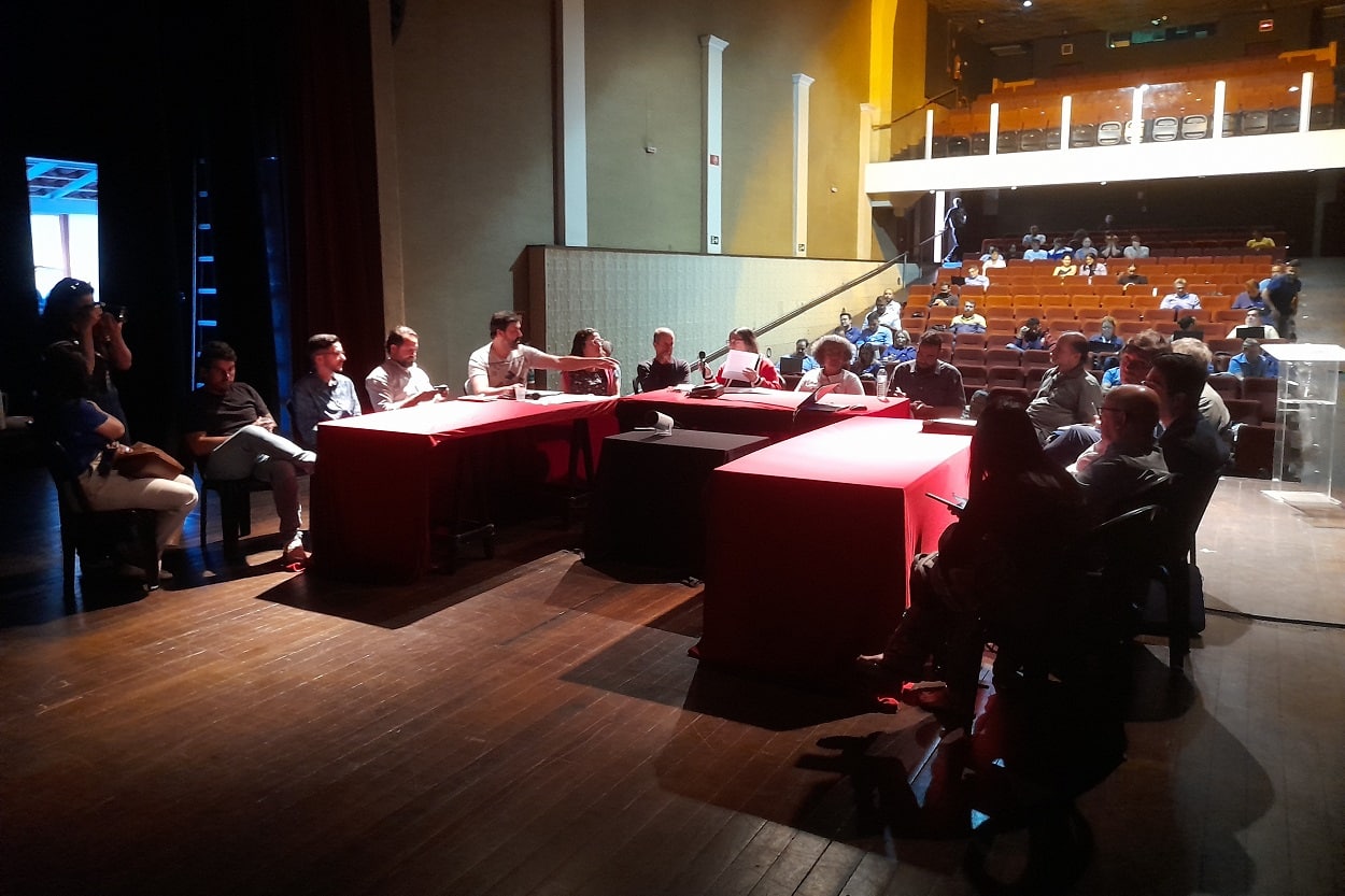 Aberta à participação da comunidade, a reunião para apresentação do Plano de Longo Prazo da Samarco foi realizada com os conselheiros posicionados de costas para o público