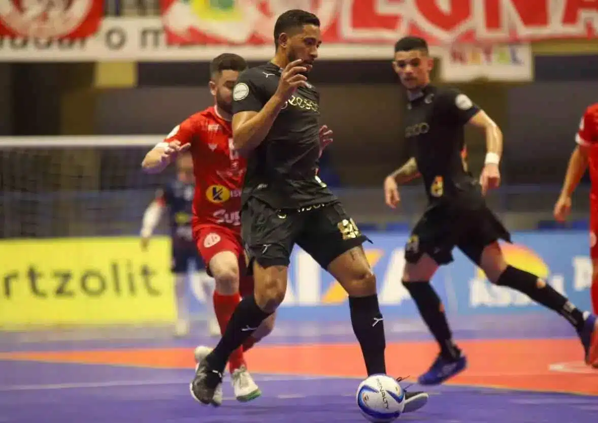 Na fase de classificação, o destaque do Yeesco foi o ala Kassula (número 8, ao fundo na foto), com 8 gols em 9 jogos