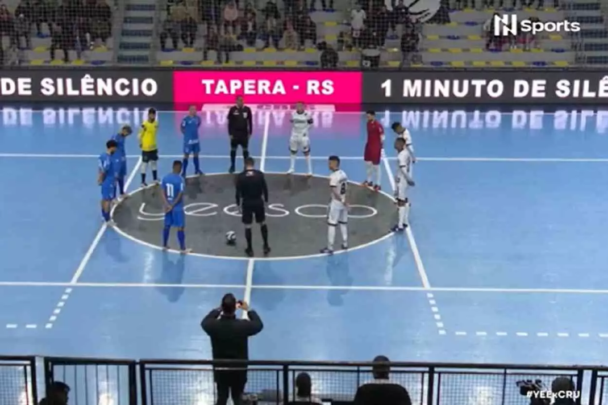 Com um minuto de silêncio, Yeesco e Cruzeiro homenagearam o atleta Bochecha antes da partida dessa terça-feira (13)