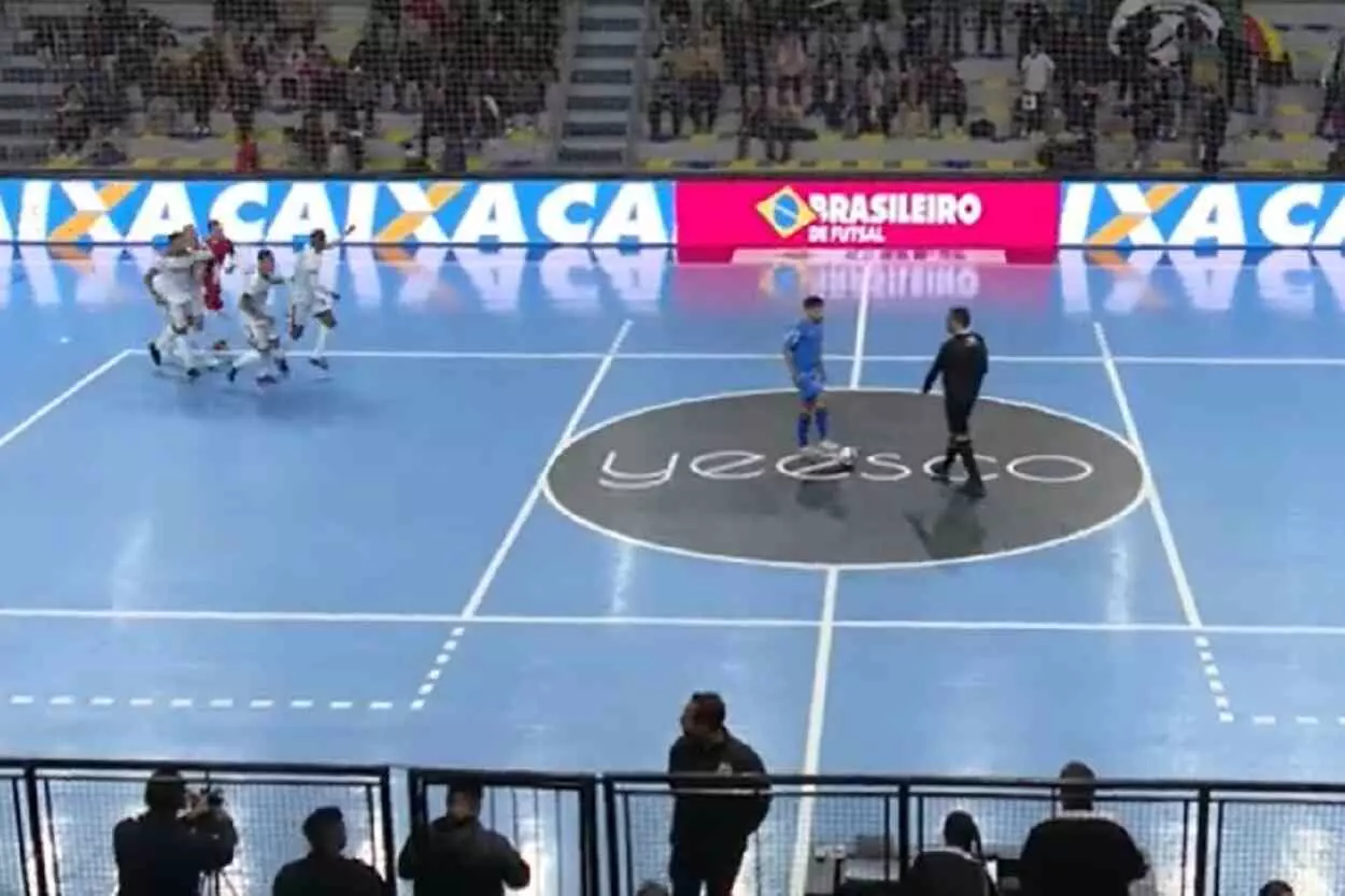 Jogadores gaúchos comemoram primeiro gol, conquistado logo no início do jogo, e que abriu caminho para a classificação às quartas de final