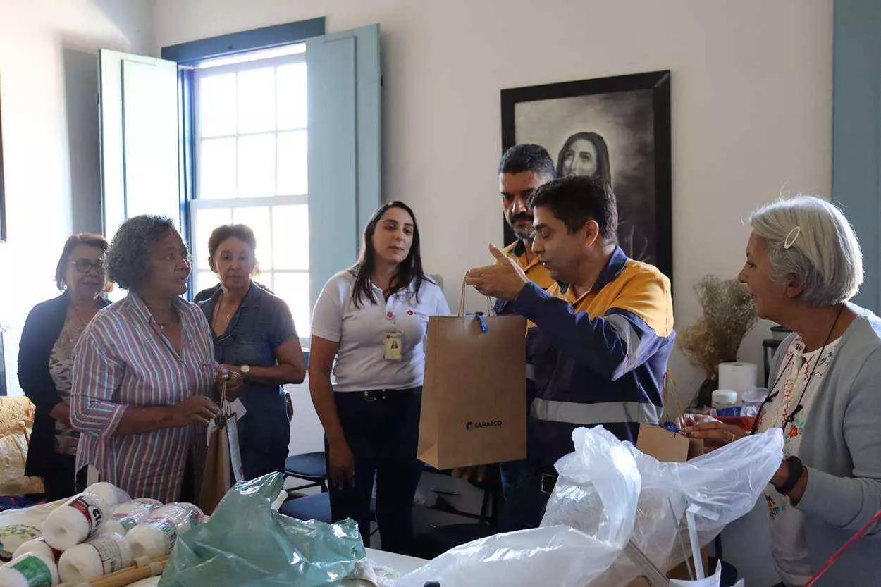 Entrega dos materiais requisitados pela Academia Marianense de Bordado e doados pela Samarco