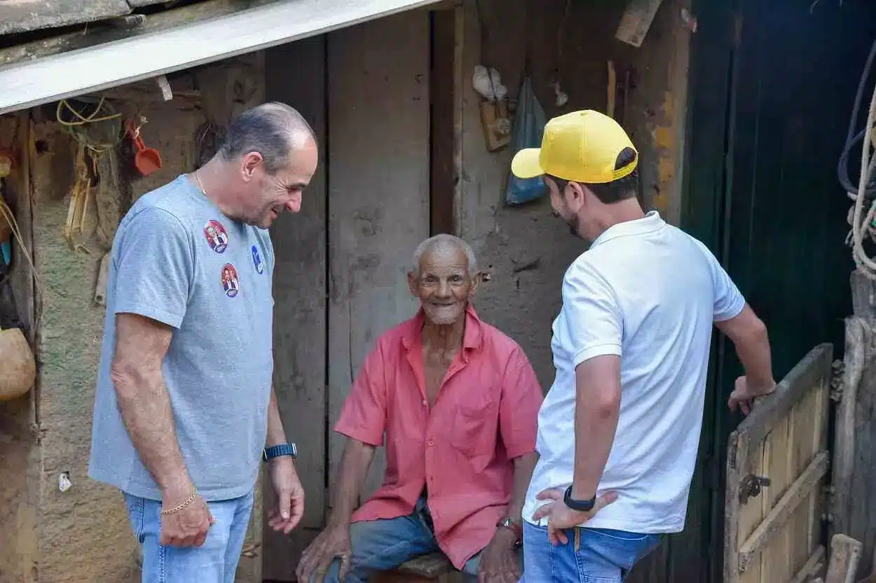 Fernando Sampaio (PSDB) acompanhou Juliano Duarte, no último sábado (31), em sua caminhada pelo distrito da Barroca