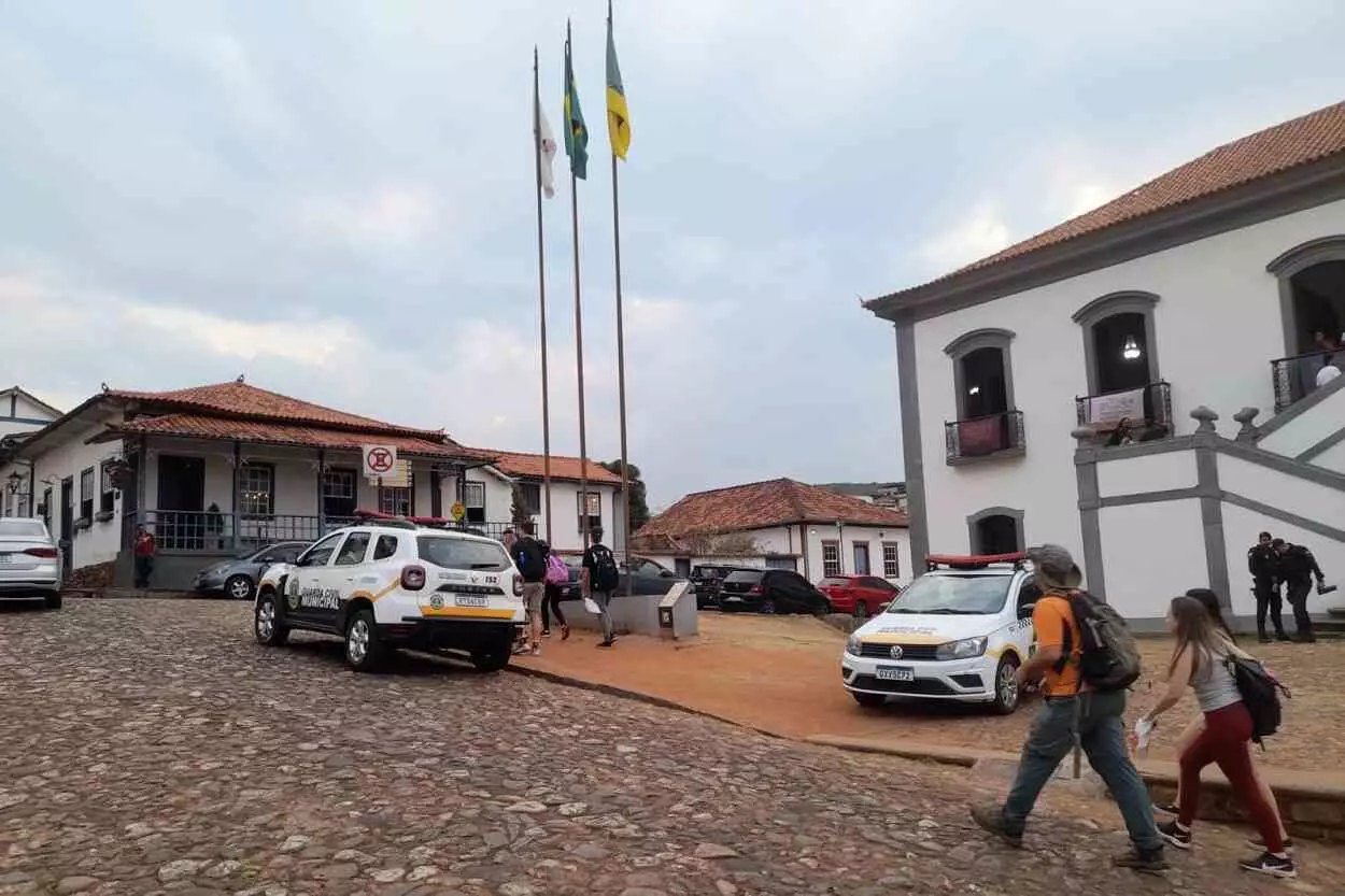 Integrantes da Guarda Civil Municipal, em duas viaturas, estiveram na Casa de Câmara ao fina da reunião ordinária