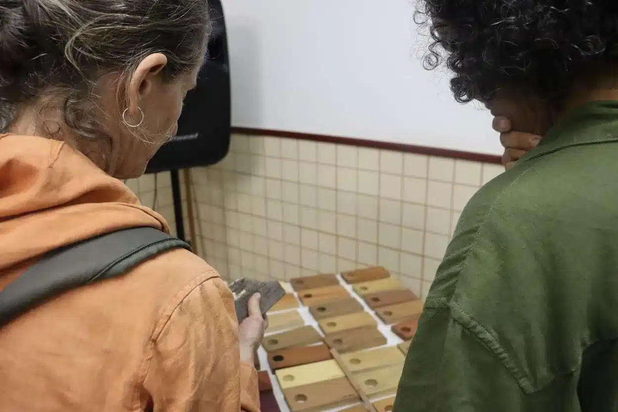Os visitantes puderam interagir com as peças em madeira do “Tio Árvore” que estavam expostas.