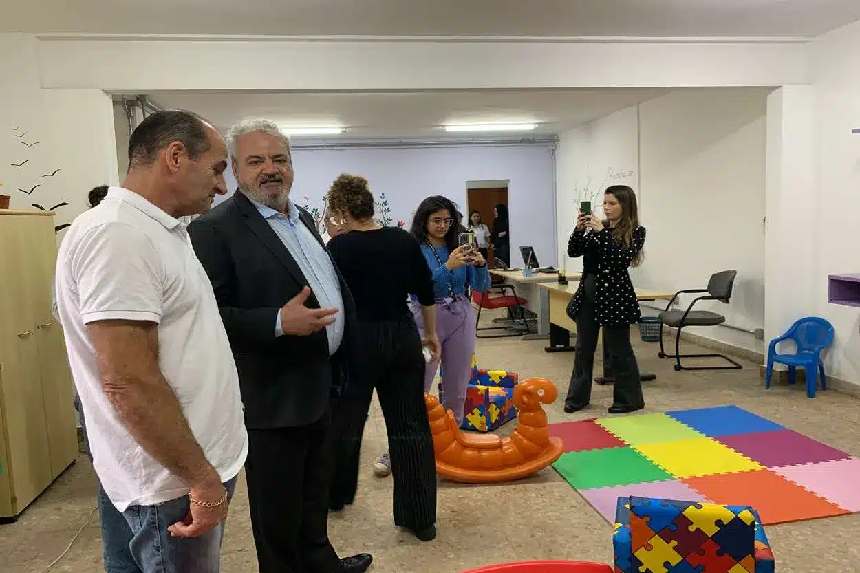 O vereador Fernando Sampaio e o prefeito Celso Cota conheceram a área de atendimento para mulheres, na sede da Polícia Civil, que conta também com brinquedoteca para as crianças.