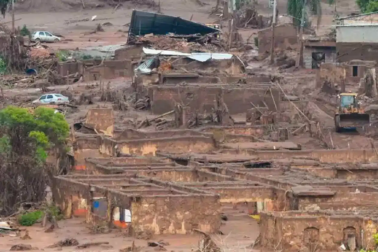 Área afetada pelo rompimento de barragem no distrito de Bento Rodrigues, zona rural de Mariana