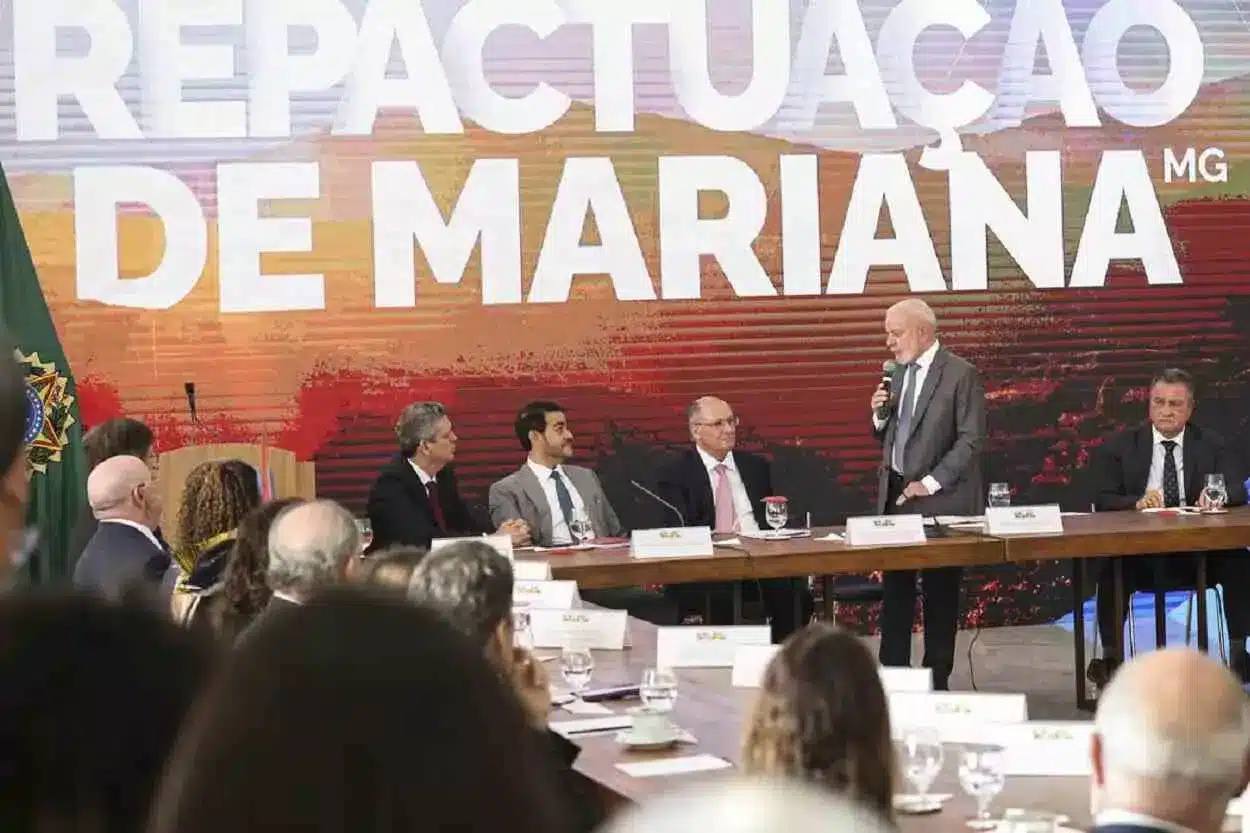 O presidente Lula participa de cerimônia de assinatura do novo acordo de Mariana, para repactuação da reparação dos danos da tragédia de Mariana, que está sendo objeto de embargos de declaração