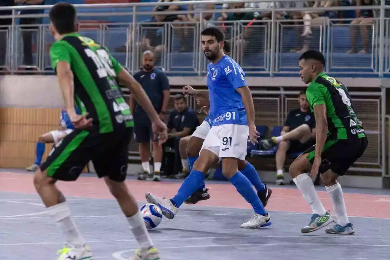 Neto (91), foi um dos protagonistas da confusão que encerrou prematuramente a partida entre Cruzeiro e América pelo segundo turno do Campeonato Metropolitano de Futsal