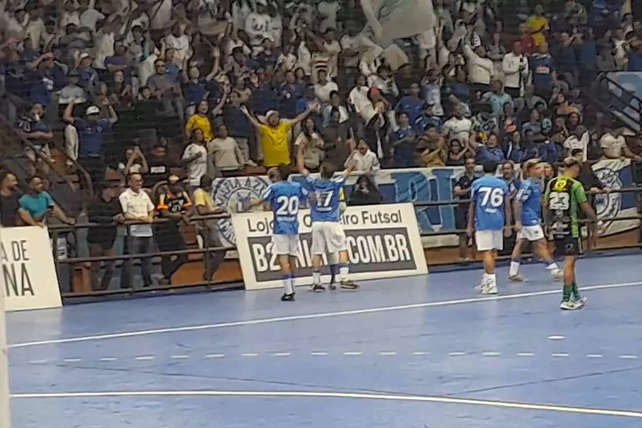 Depois de boa jogada de João Vitor (20) e Tanque (17), PK (ao fundo na foto) abriu o marcador contra o América Futsal