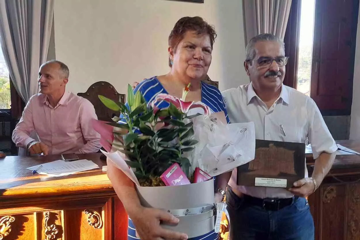 Beth Cota e Marcelo Macedo, na reunião ordinária de abril deste ano, quando Beth Cota recebeu homenagem da Câmara, ao terminar seu período de suplência