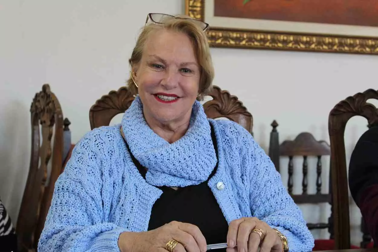 Ao final de seu primeiro mandato como vereadora, Sônia Azzi foi candidata a vice-prefeita na chapa encabeçada por Juliano Duarte