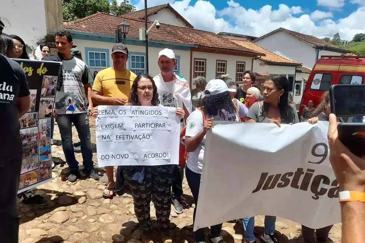 Integrante da Coordenação do MAB, Letícia Oliveira (centro da foto) protesta contra a falta de participação dos atingidos nas negociações
