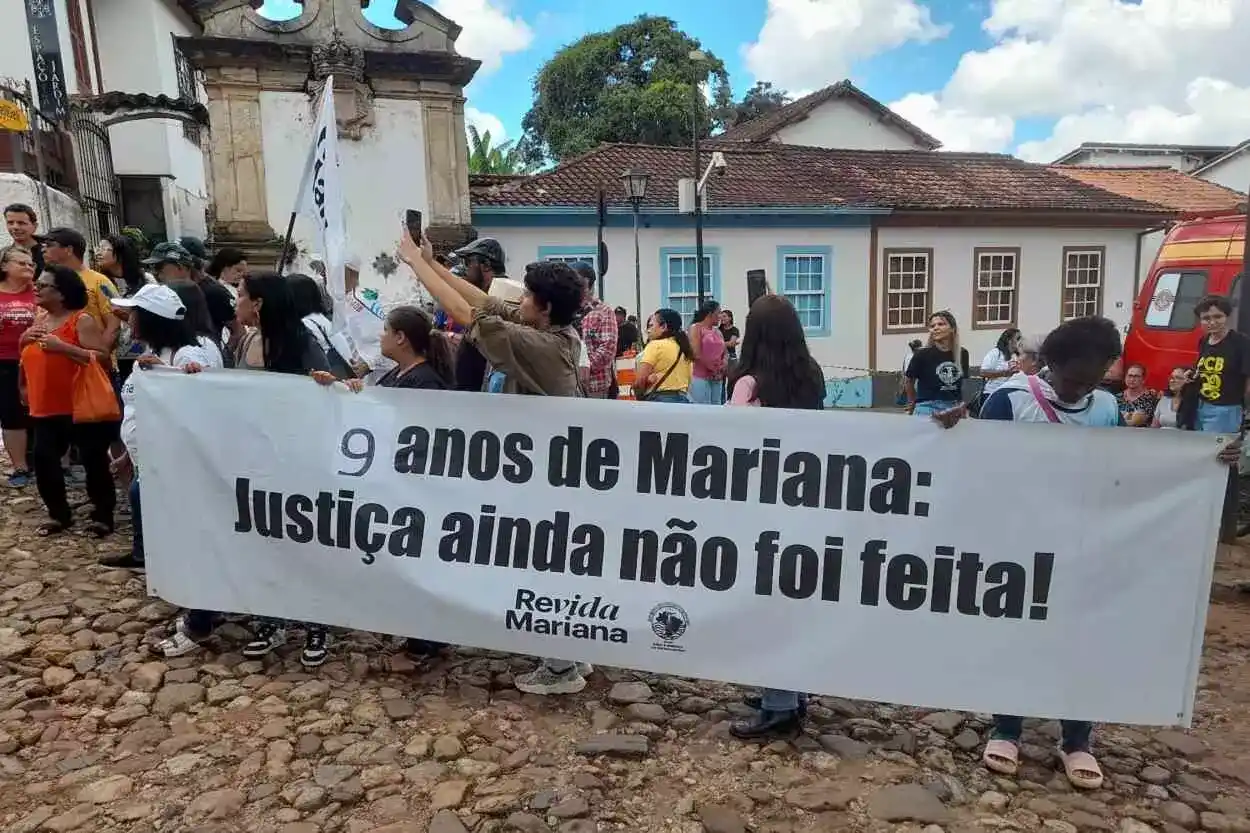 Manifestantes protestaram, a 100 metros da Praça Minas Gerais, contra os termos da repactuação, considerada insatisfatória pela não participação dos atingidos na negociação