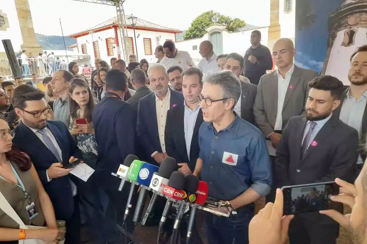 Governador Zema respondeu a algumas perguntas dos jornalistas depois do evento realizado na Praça Minas Gerais