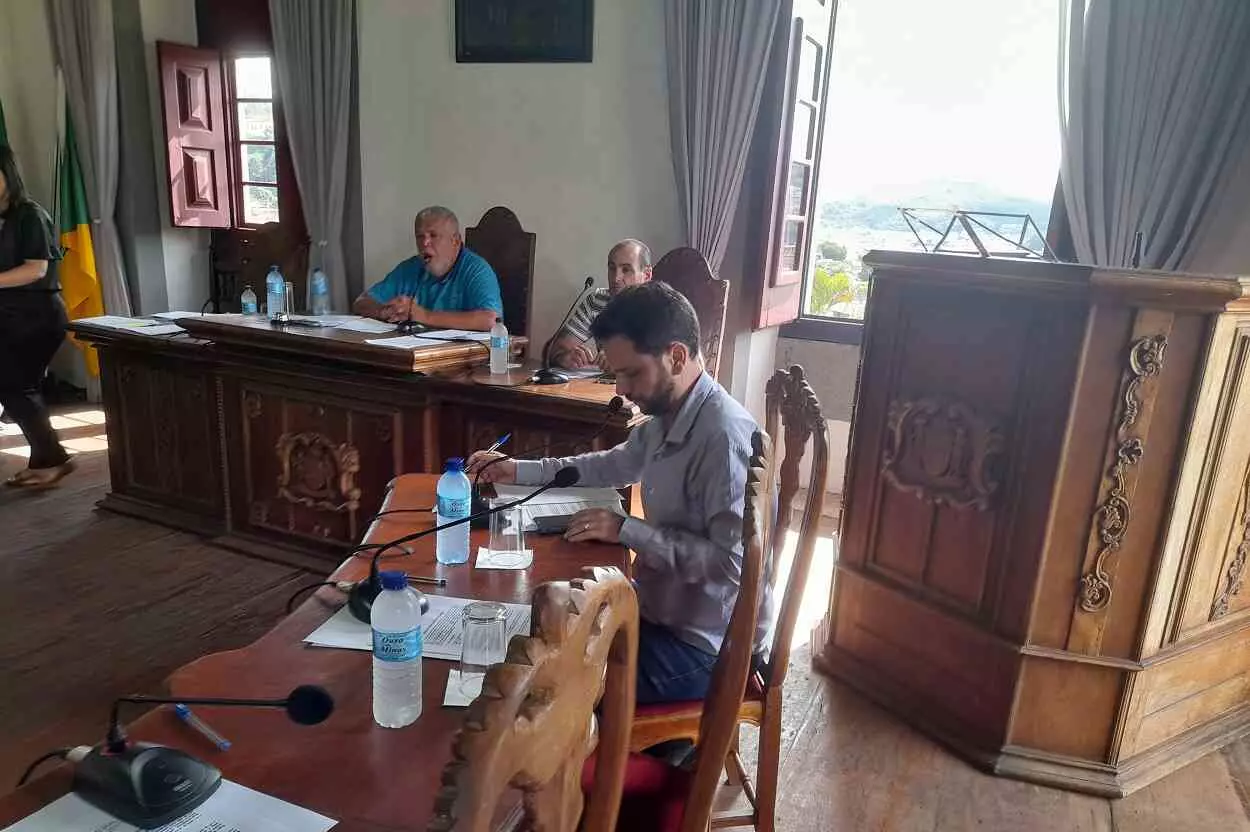 Juliano Duarte, em abril, questionou o repasse de verba para o Cruzeiro Futsal, devido à inexistência de chamamento público