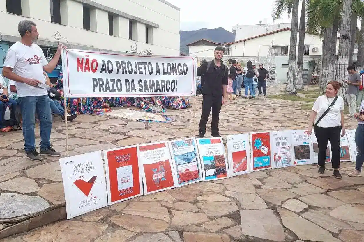Exposição de cartazes com gráficos explicativos sobre os impactos do PLP da Samarco sobre o território de Bento Rodrigues, Camargos e Santa Rita Durão