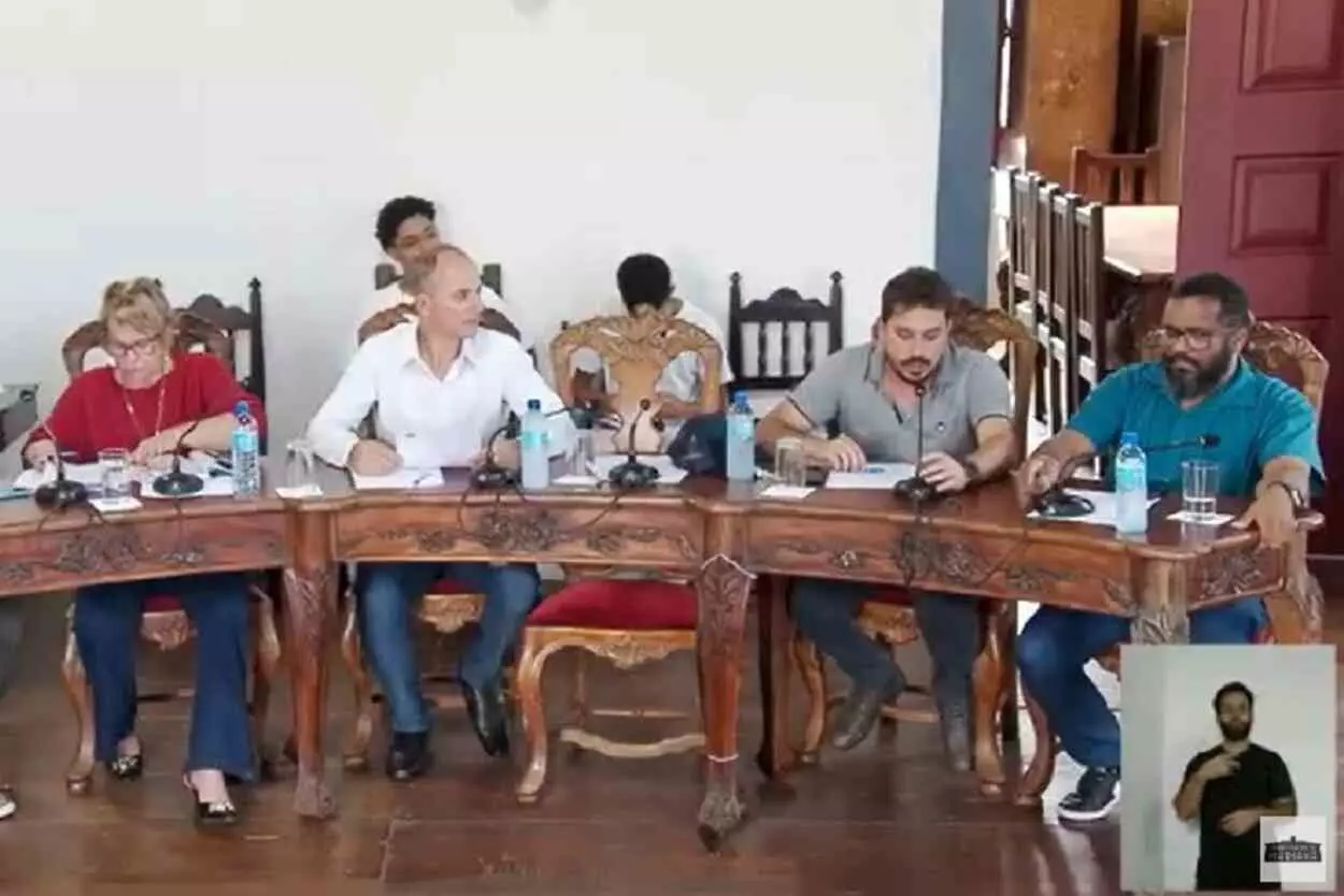 Sônia Azzi (à esquerda), Pedrinho Salete e Ronaldo Bento (ambos à direita) votaram contra os projetos de aumento dos subsídios dos agentes públicos municipais