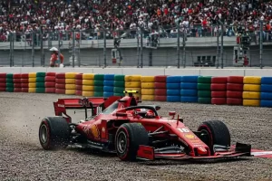 A Ferrari foi parar na brita