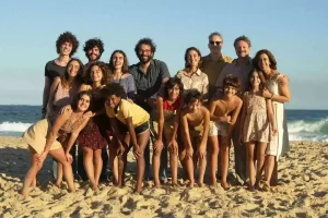 Cartaz de divulgação do filme premiado com o Óscar 2025