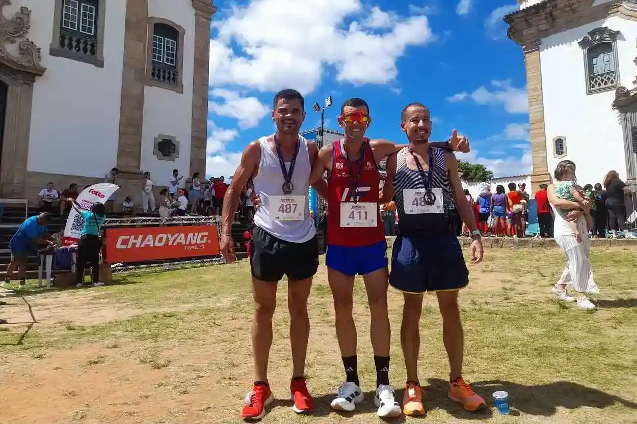 Da esquerda para a direita, Ricardo (2º lugar), Juninho (campeão) e Rafael (3º lugar, vencedores da prova masculina da 40ª Corrida da Ressaca