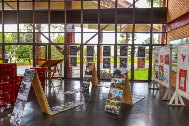 A exposição está localizada na entrada da Escola de Minas e visa demarcar o marco temporal de 10 anos do rompimento da Barragem de Fundão.