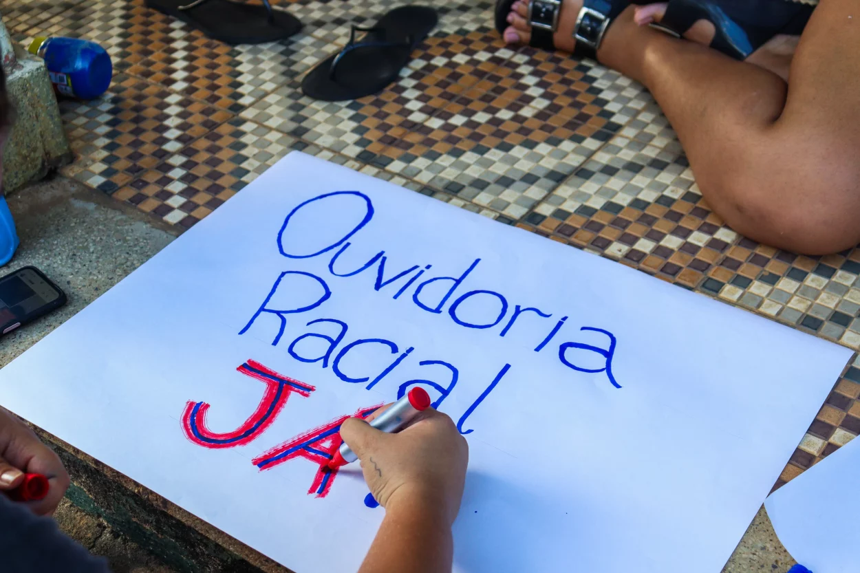 Cartaz destaca: "Ouvidoria Racial já!" – Foto: Gustavo Batista/Agência Primaz