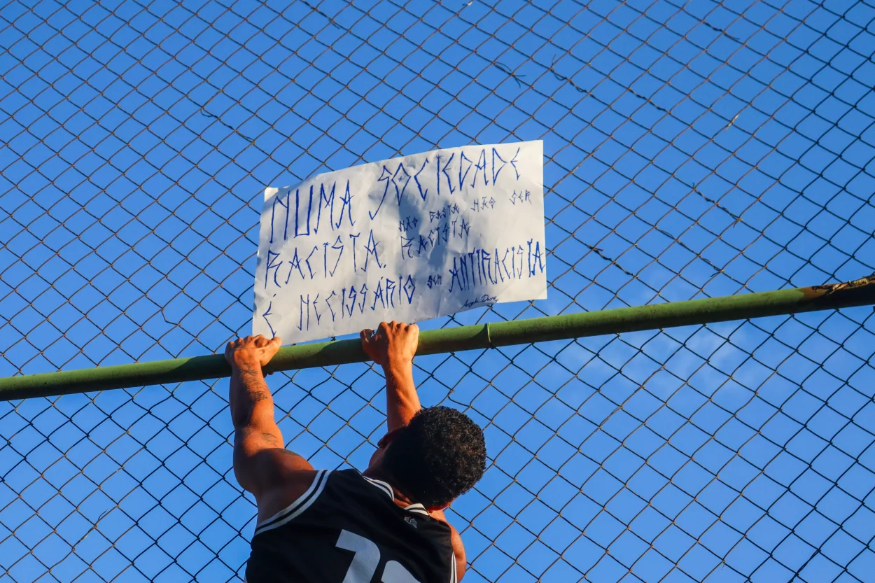 Uma oficina de cartazes antirracistas foi realizada, reunindo discentes de diversos cursos e os protestos produzidos foram pregadas pelo campus. – Foto: Gustavo Batista/Agência Primaz
