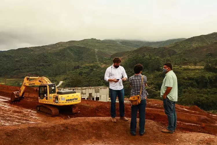 Foto do o então Secretário de Obras André Belico e mais dois homens em meio às obras do Residencial Dona Clara para a matéria "FGTS: MP do saque-aniversário pode impactar setor habitacional".