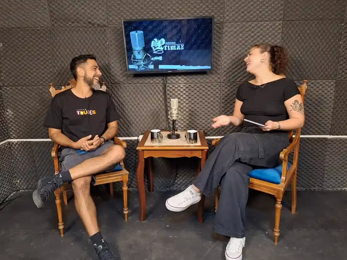 Ronan Vaz e Maria Eduarda Marques no estúdio da Agência Primaz