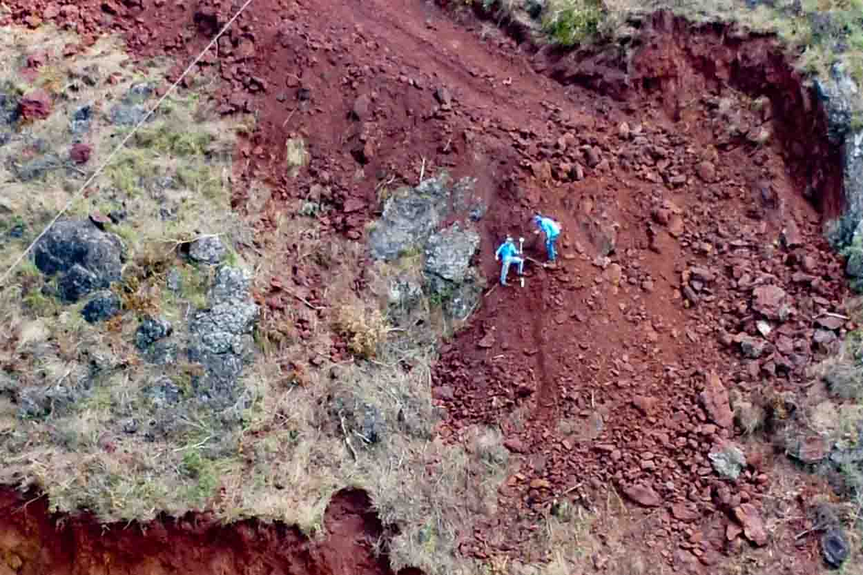 Imagem demonstra que ainda existe atividades laborais sobre a área embargada.