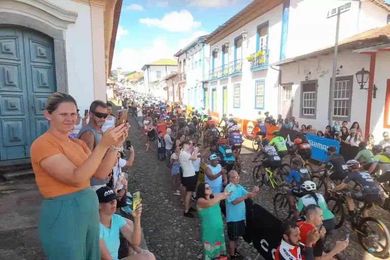 Competidores da prova de mountain bike, logo após a largada na Praça Minas Gerais