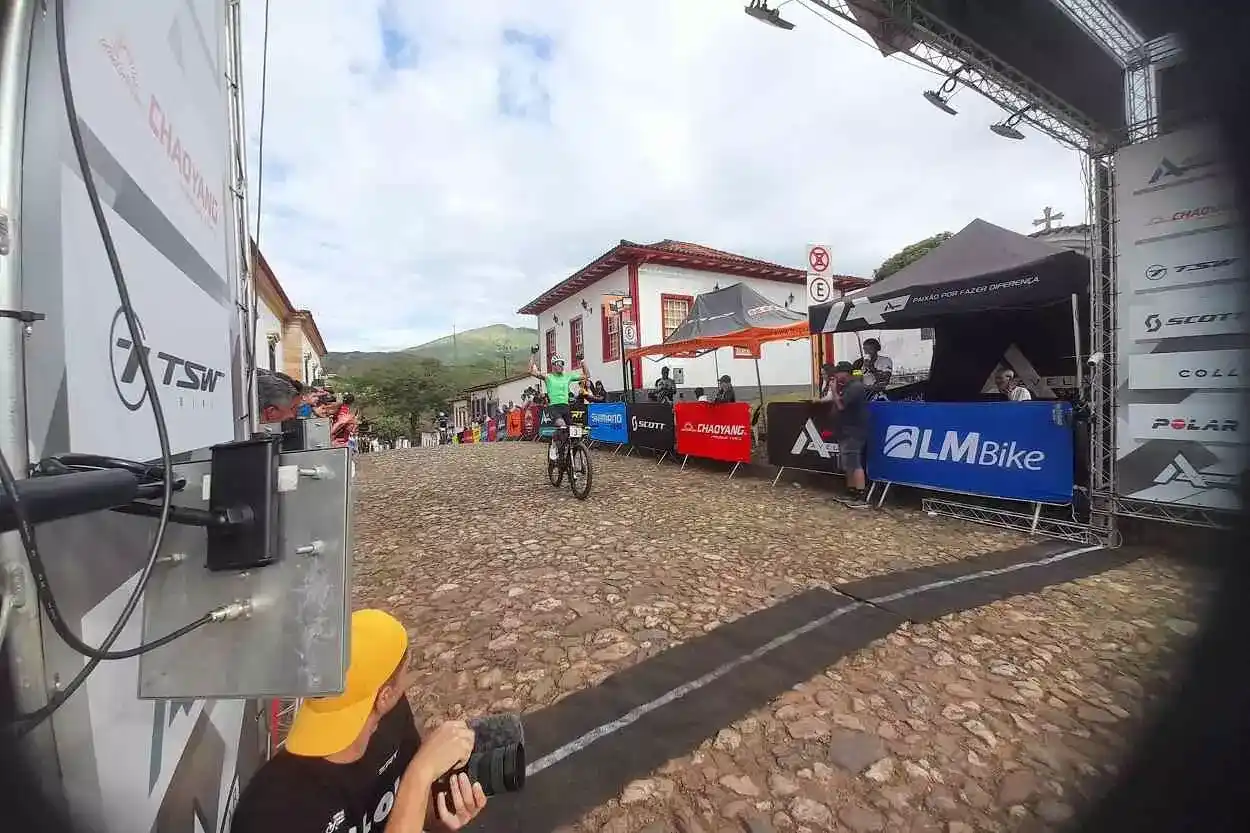 Momento da chegada de Gustavo Xavier na prova de XCC Elite masculina,no primeiro dia de provas de mountain bike, em Mariana