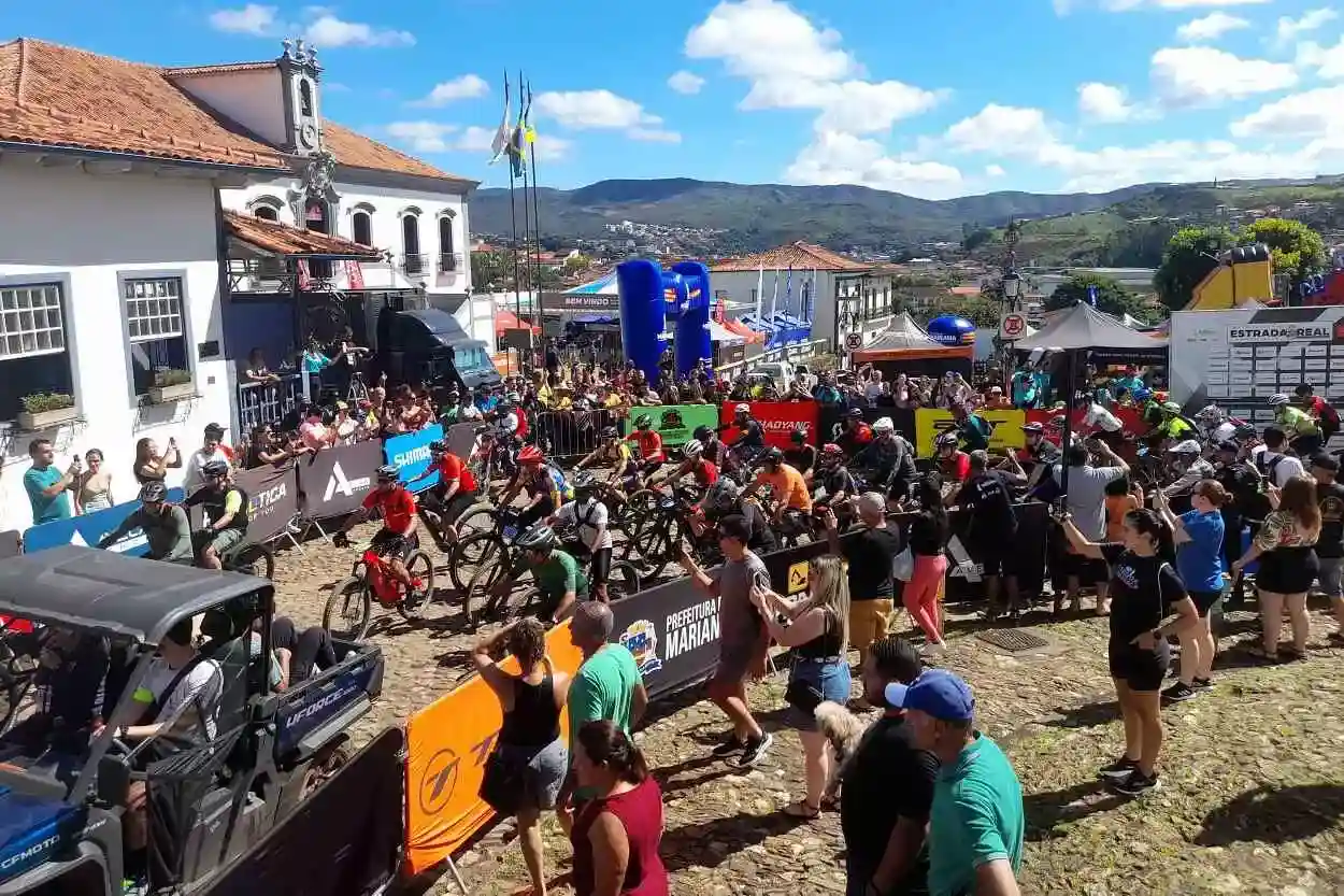 Um público razoável acompanhou a largada da prova de maratona do evento de mountain bike
