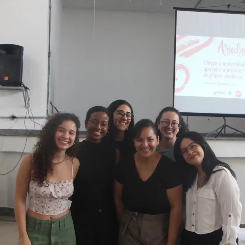 Ana Luíza ao lado do Ariadnes, projeto de ação afirmativa e extensão que busca combater as violências de gênero no ambiente universitário. Através do projeto, Ana publicou o primeiro relato anônimo do caso. - Foto: Reprodução/Redes Sociais