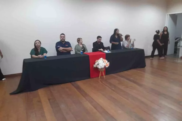 Cerimônia de abertura do ano letivo do Programa de Ensino em Tempo Integral teve a presença de Regiane Teixeira, superintendente da Regional de Ensino de Ouro Preto
