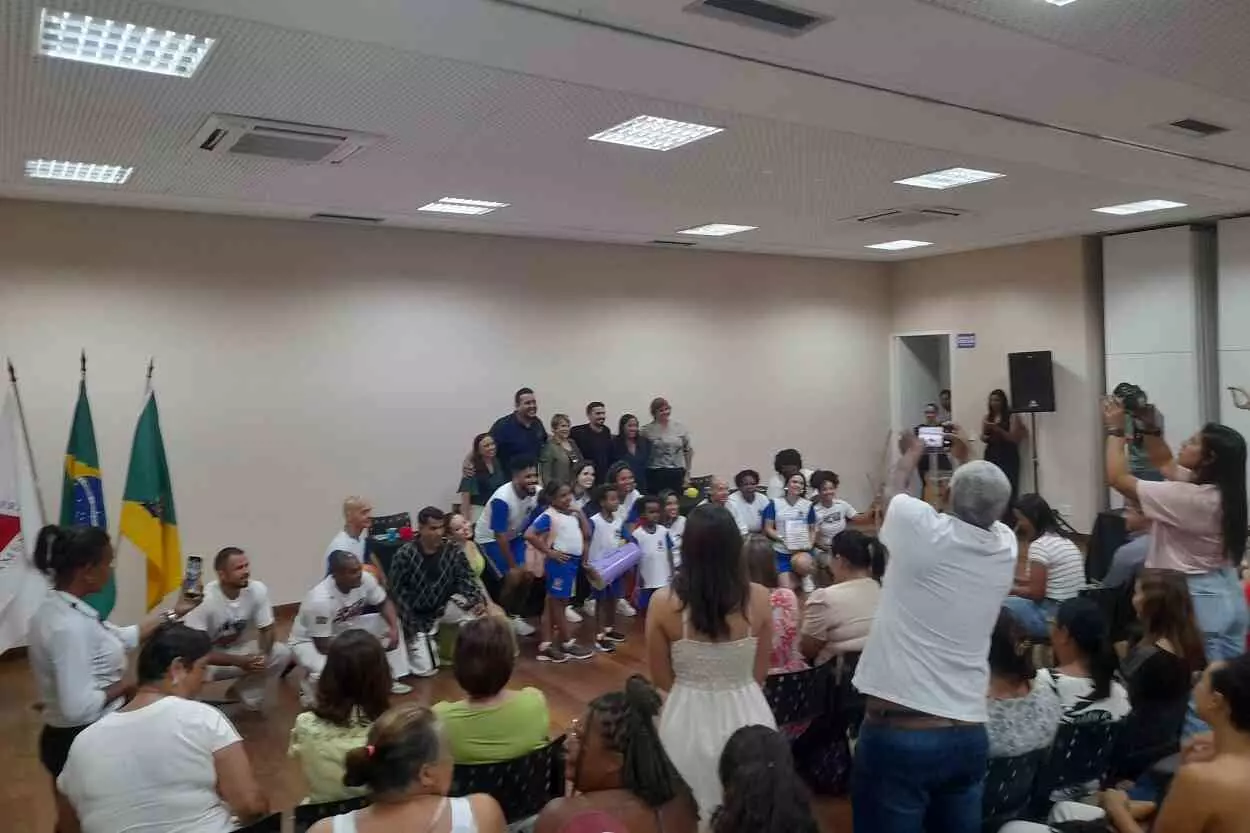 Registro final com integrantes da mesa e da equipe de demonstração das oficinas na cerimônia de inauguração do Programa de Ensino em Tempo Integral