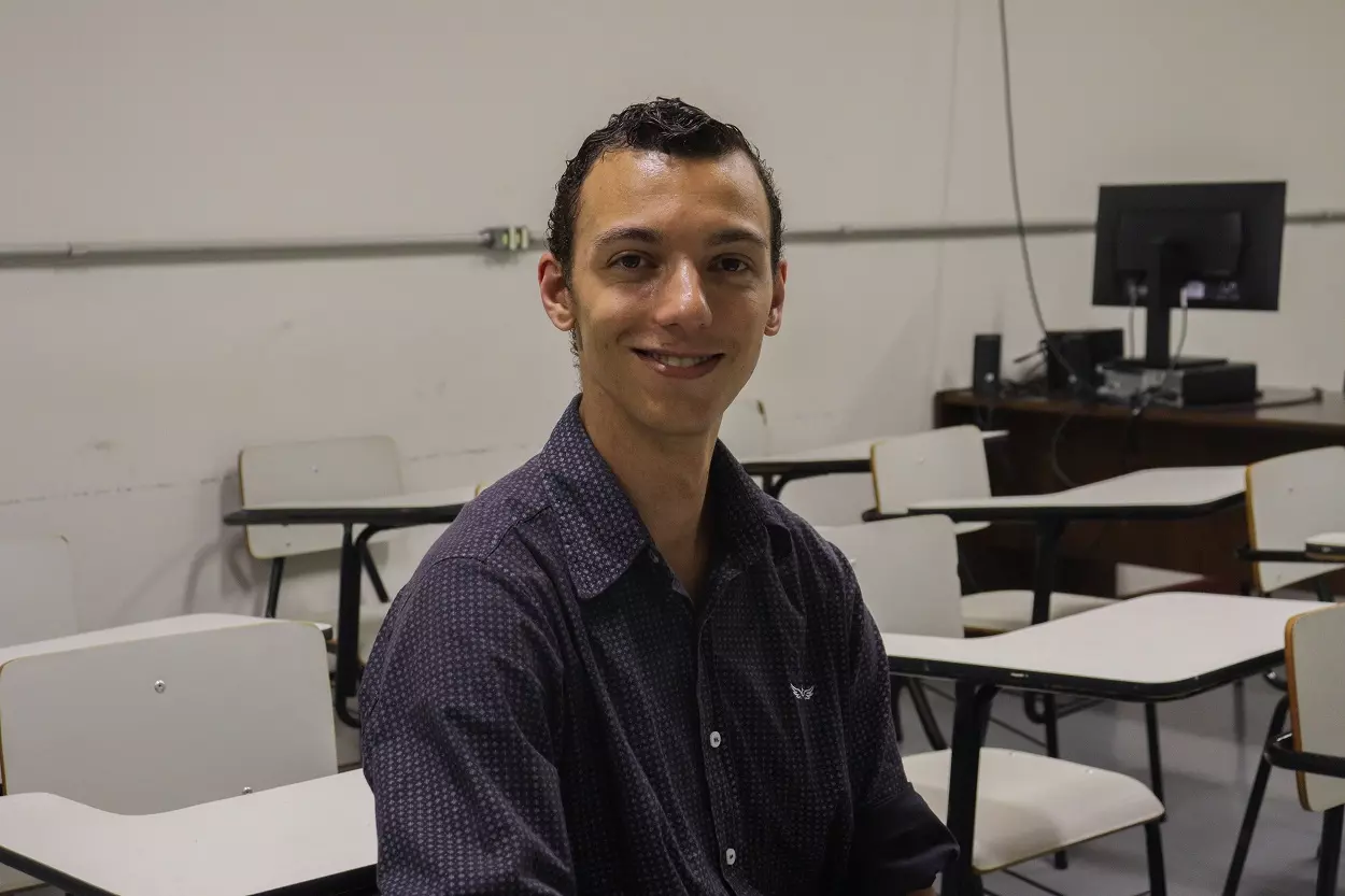 Maikon, depois de participar da OBMEP, é monitor de atividade presencial