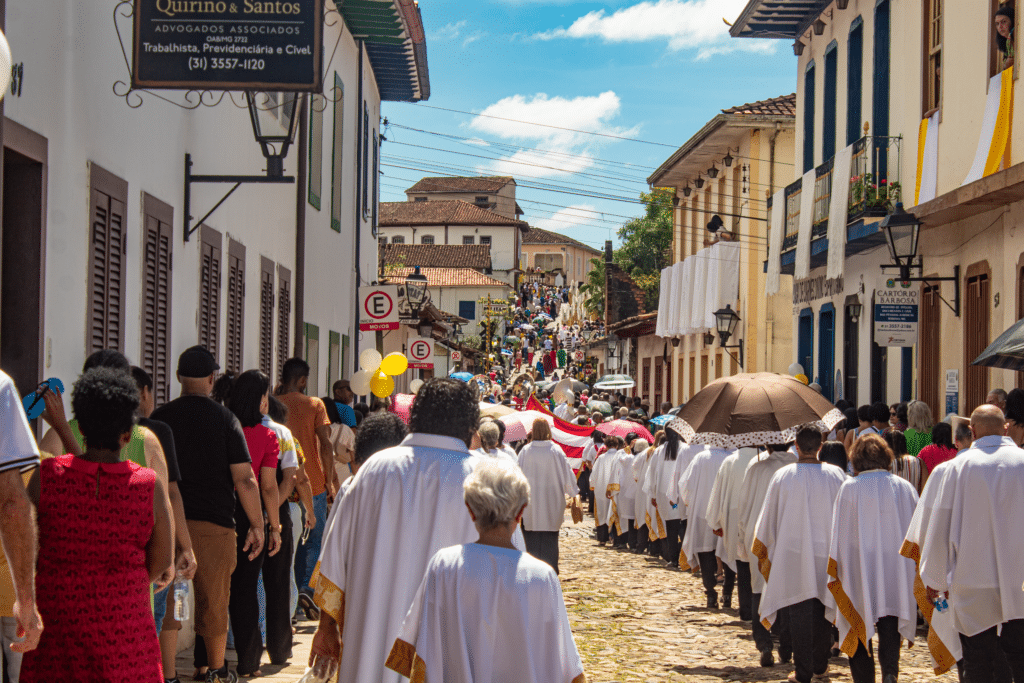 Fiéis caminhando pelas ruas de Mariana durante a Semana Santa