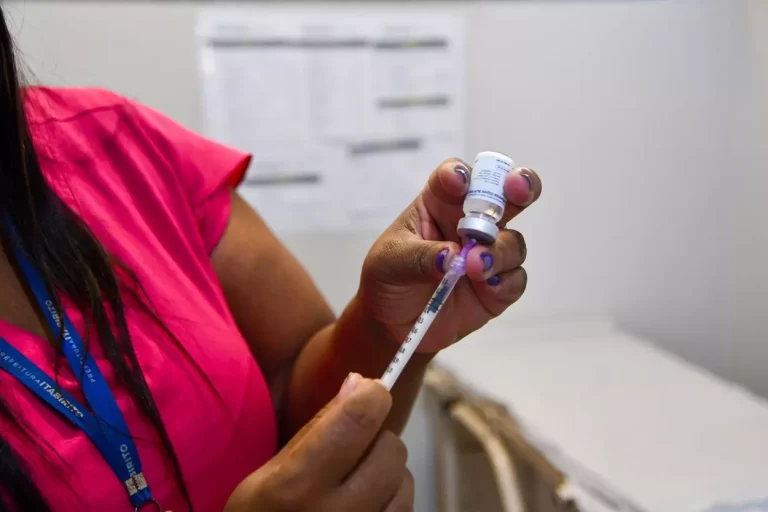 Grupos prioritários incluem crianças de 6 meses a menores de 6 anos, gestantes e idosos a partir de 60 anos