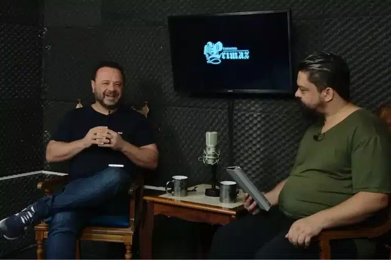 A imagem mostra o deputado Leleco Pimentel e o jornalista Lui Pereira conversando no estúdio da Agência primaz durante gravação de entrevista.