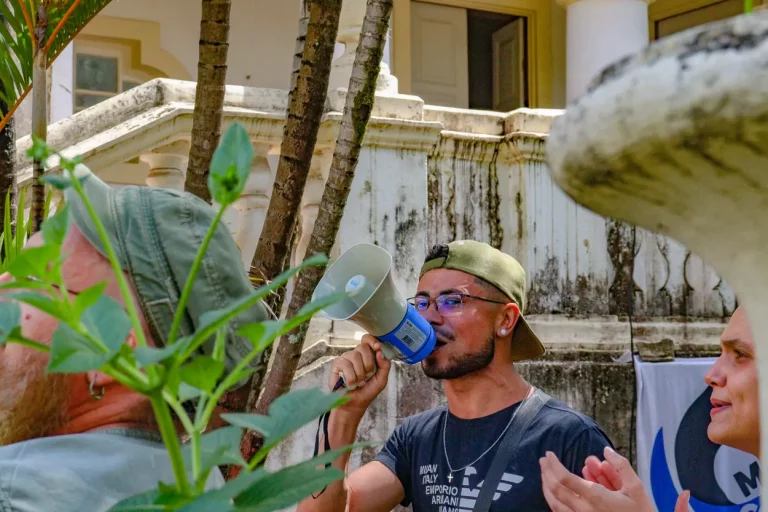 Assembleia ocorreu em frente à Reitoria da Universidade, reunindo entidades e movimentos estudantis – Foto: Gustavo Batista/Agência Primaz