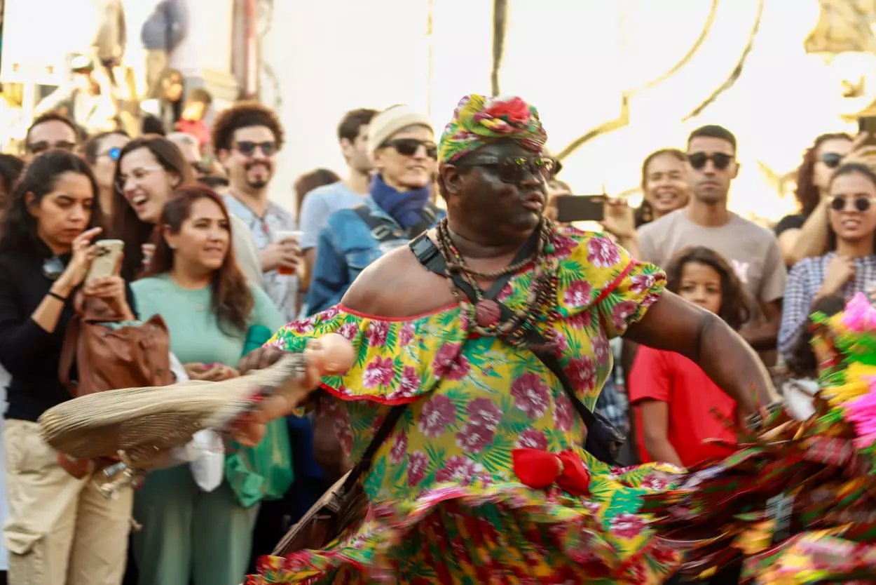 Artista performando atrai olhares do público no Festival Gastronômico e Cultura de Ouro Preto. em 2024.